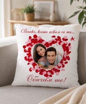 Възглавничка със снимка и сърце от червени листенца